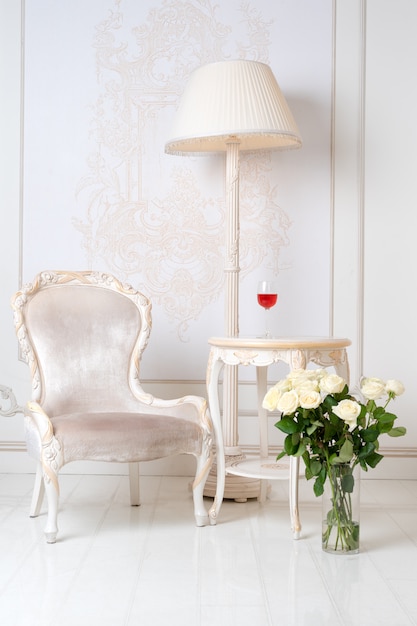 Lussuosi interni vintage in stile aristocratico con elegante poltrona e fiori. Retrò, classici.