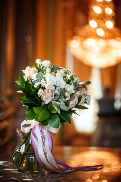 Lussuoso bouquet di rose cremose bianche e rosa con bellissimi nastri a interio