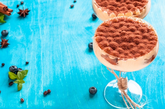 Lussuoso dolce tiramisù in un bicchiere