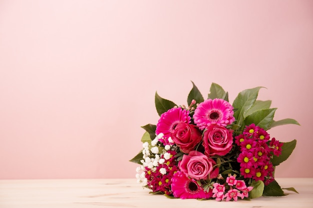 Lussureggiante bouquet sul rosa