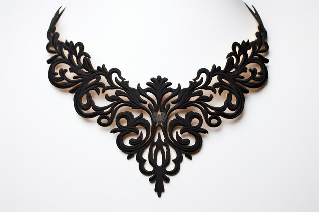 Luxurious Victorian Neckpiece Display su uno sfondo bianco