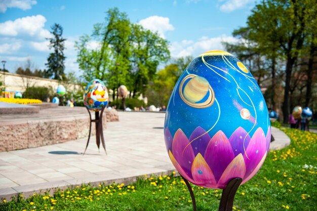 Lviv Ucraina 03 maggio 2022 Mostra pysanka dell'uovo di Pasqua a Lviv vicino alla Cattedrale di San Giorgio