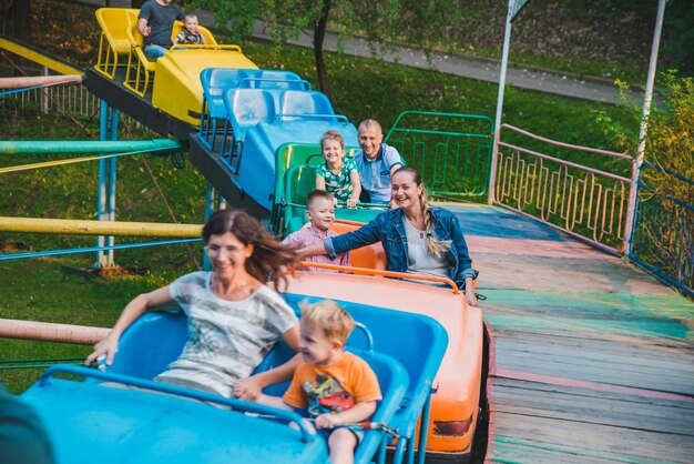 LVIV UCRAINA 1 settembre 2018 persone che cavalcano attrazione nel parco cittadino divertendosi madre con bambino