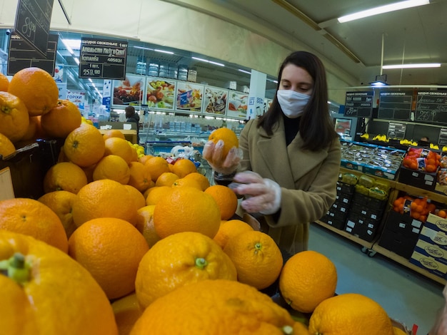 Lviv Ucraina 10 marzo 2020 giovani donne in maschera al negozio di alimentari