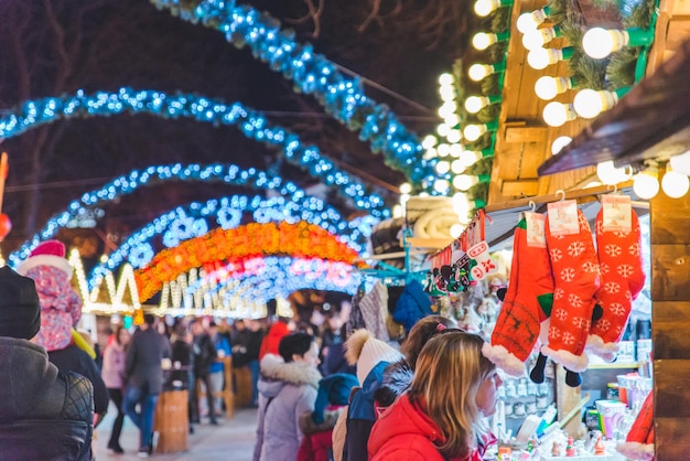 Lviv, Ucraina - 12 dicembre 2017: festival di Natale in piazza lviv. mercato con il concetto di cibo di strada