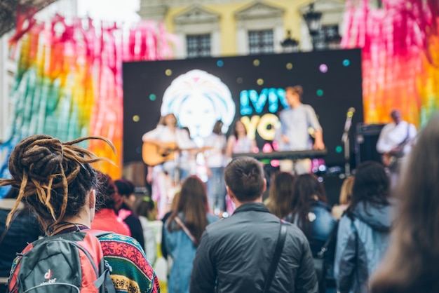 Lviv, Ucraina - 23 giugno 2018: persone che ascoltano musica dalla scena. festa di musica