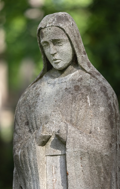 Lviv, Ucraina - 25 maggio 2020: Vecchio cimitero di Lychakiv a Lviv. Vecchia statua sulla tomba nel cimitero di Lychakivskyj