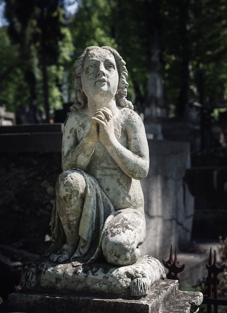 Lviv, Ucraina - 27 aprile 2016: Vecchia statua sulla tomba nel cimitero Lychakivskyj di Lviv, Ucraina. Museo-Preserva ufficiale di storia e cultura statale - Cimitero di Lychakiv