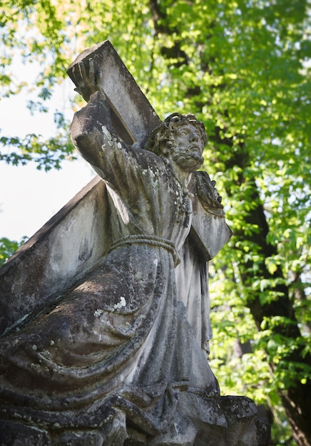 Lviv, Ucraina - 27 aprile 2016: Vecchia statua sulla tomba nel cimitero Lychakivskyj di Lviv, Ucraina. Museo-Preserva ufficiale di storia e cultura statale - Cimitero di Lychakiv