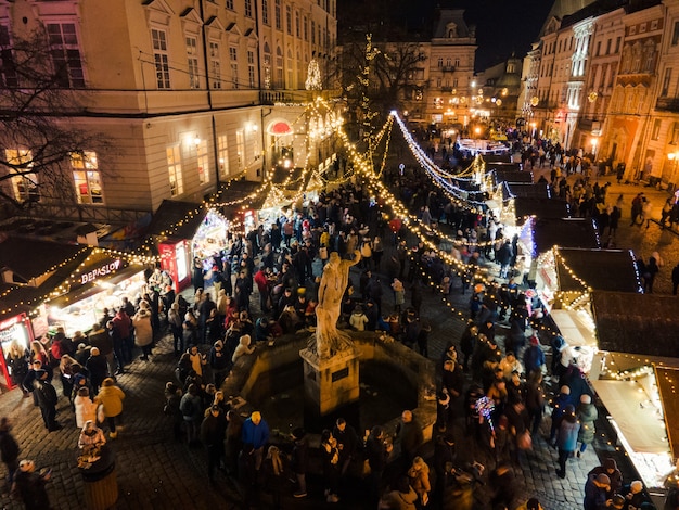 Lviv, Ucraina - 3 gennaio 2021: veduta aerea del centro di natale con folla di persone notturne