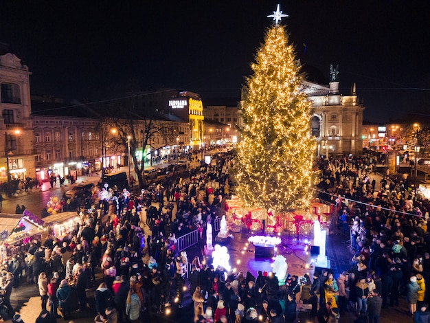 Lviv, Ucraina - 3 gennaio 2021: vista dall'alto di persone che camminano nello spazio della copia della fiera di natale