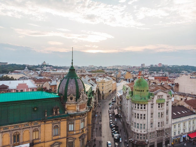 LVIV UCRAINA 4 luglio 2018 vista aerea vecchia città europea con tetti rossi copia spazio