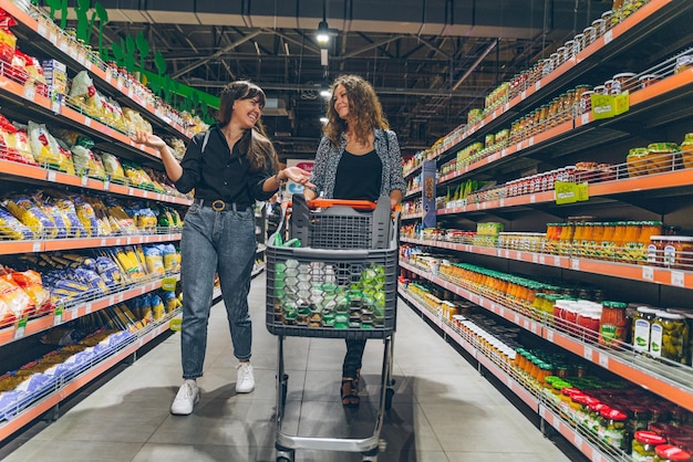 LVIV UCRAINA 8 settembre 2018 due donne che scelgono i prodotti nel negozio di alimentari