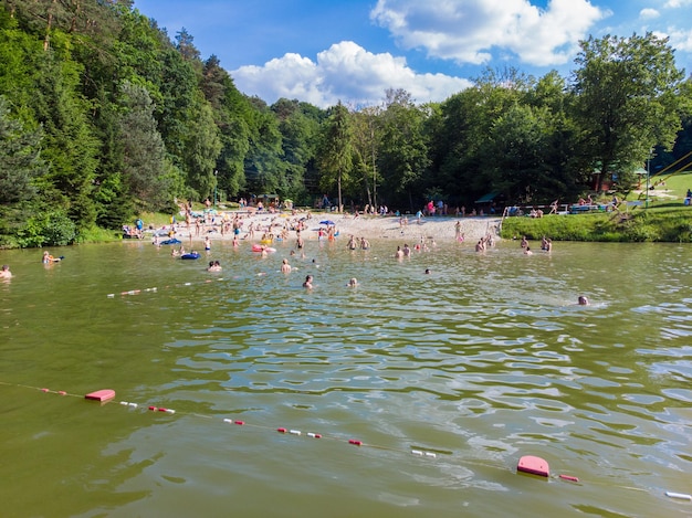 LVIV UCRAINA 9 GIUGNO 2018 persone che nuotano nell'ora legale del lago