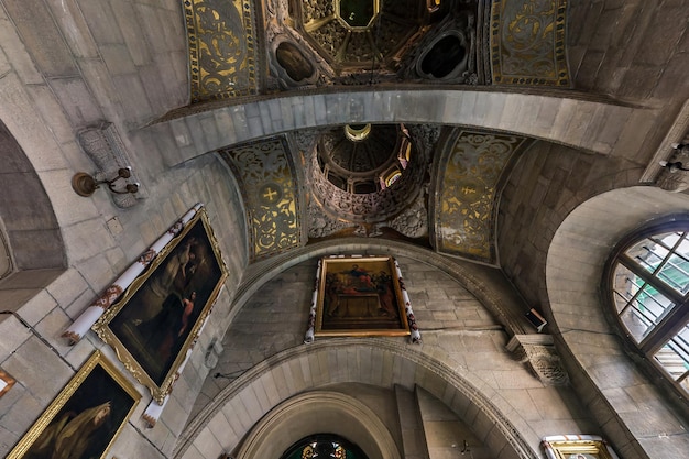 LVIV UCRAINA AGOSTO 2019 cupola interna e guardando in alto in una vecchia chiesa gotica o barocca uniate soffitto e volte