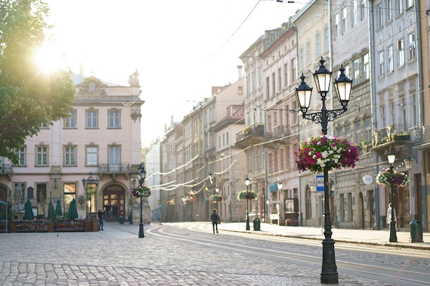 Lviv, Ucraina - giugno 2021: Lanterna sulla piazza del mercato a Lviv, Ucraina