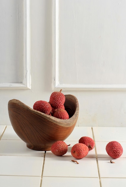 Lychee rosso su ciotola di legno Copia spazio per il testo