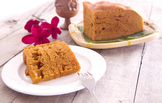 Ma Lai Gou-Traditional malaysia torta al vapore su piatto e foglia di banana.