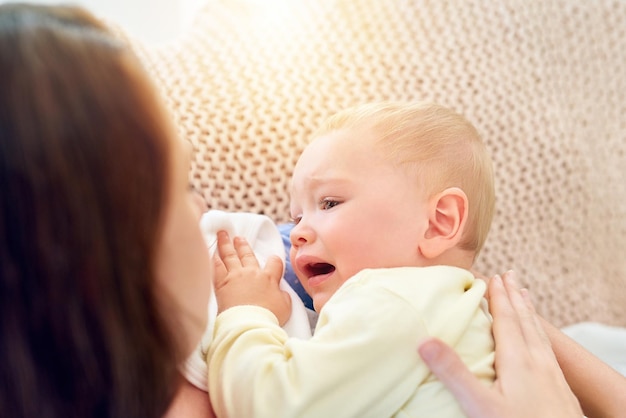 Ma non voglio dormire ora Inquadratura di una madre che cerca di far addormentare il suo bambino