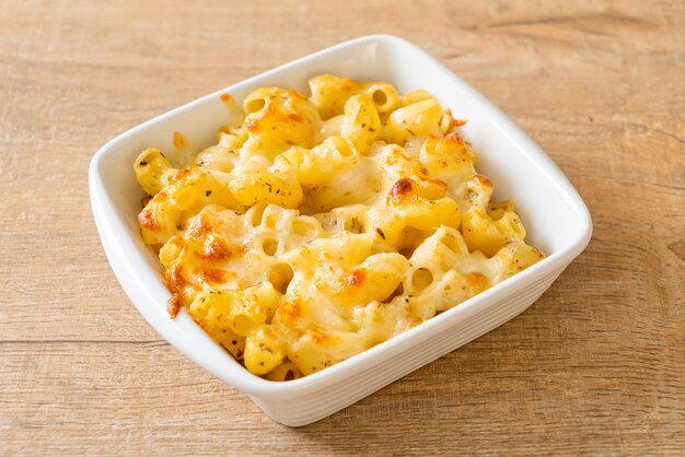 mac and cheese, maccheroni al sugo di formaggio - American style