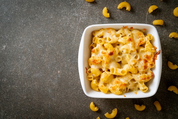 mac e formaggio, pasta di maccheroni in salsa di formaggio - stile americano