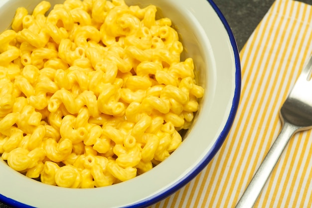 mac e pasta al formaggio su un tavolo