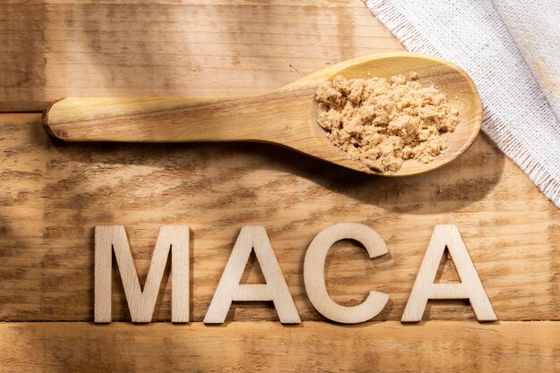 Maca in polvere in ciotola di legno sulla tavola sostanza nutritiva dal Perù