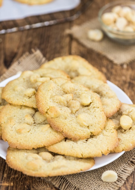 Macadamia Cookies freschi come primo piano dettagliato fuoco selettivo