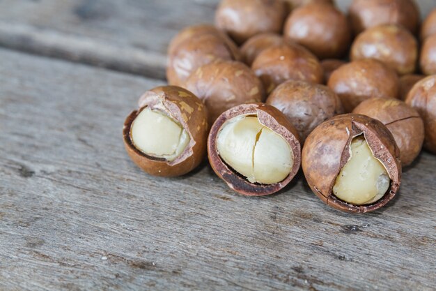 Macadamia sul tavolo di legno.