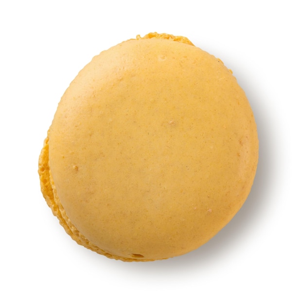 Macaron al limone isolato su sfondo bianco