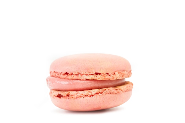 Macaron aromatizzato alla fragola isolato su un bianco