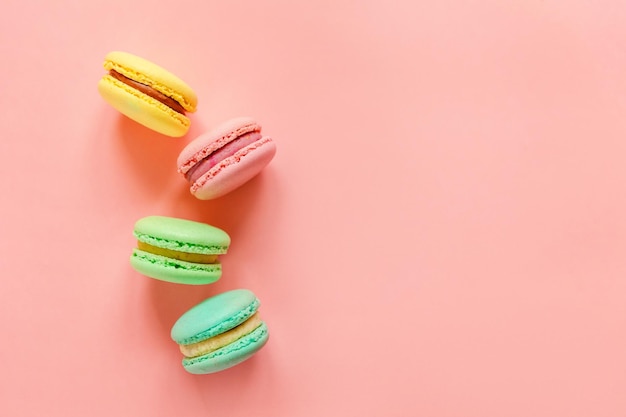 Macaron colorati su sfondo rosa