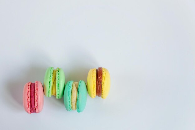 Macaron colorato su sfondo bianco