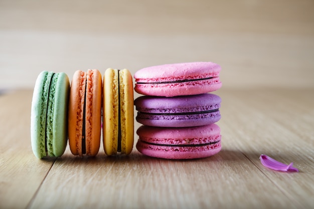 Macaron di sei biscotti francesi variopinti