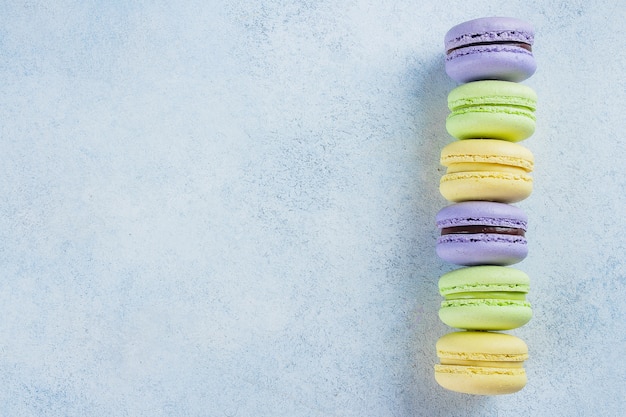 Macaron o maccherone della torta su fondo blu-chiaro da sopra