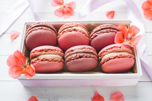 Macaron o maccheroni rosa del dessert in una scatola