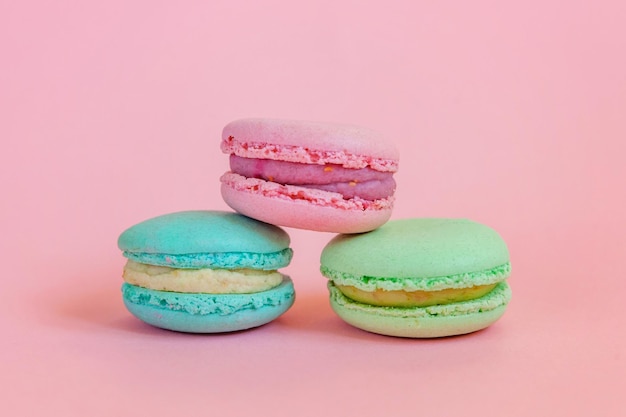 Macaron rosa blu e verde su sfondo rosa