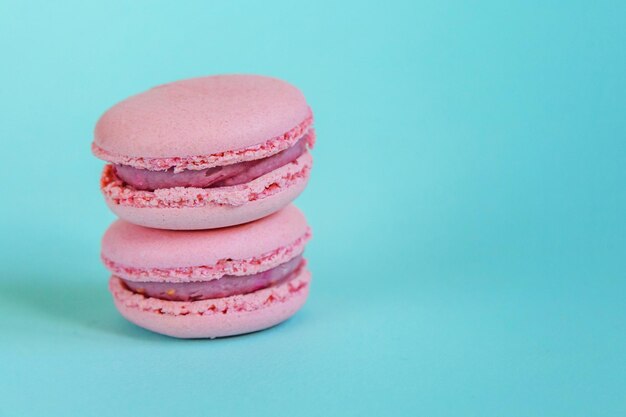 Macaron rosa su sfondo blu