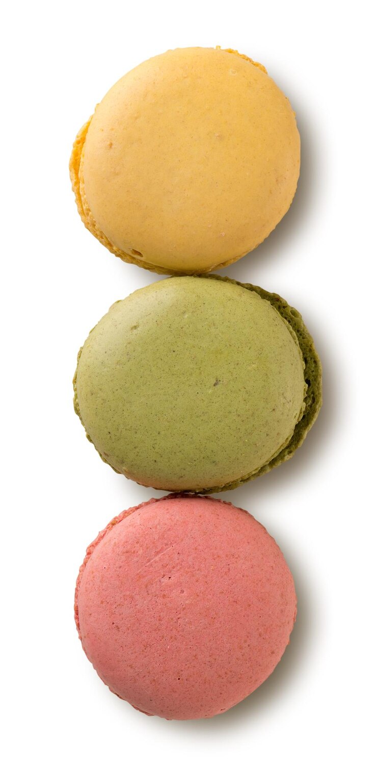 Foto macarons al caramello isolati su sfondo bianco