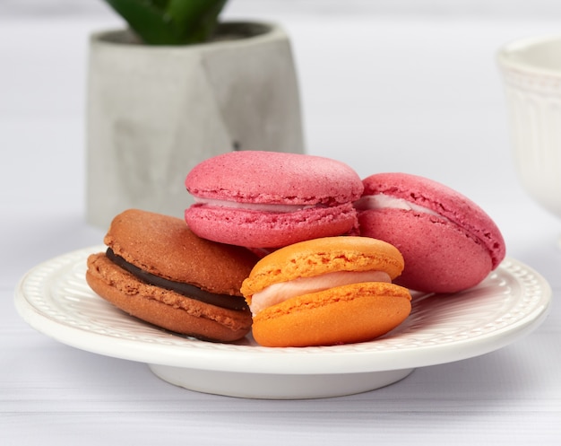 Macarons al forno su un piatto bianco