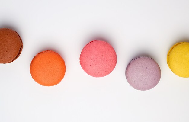 Macarons colorati al forno