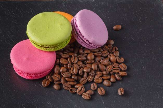 Macarons colorati con chicchi di caffè tostati