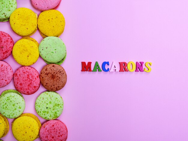 Macarons colorati di biscotti alle mandorle