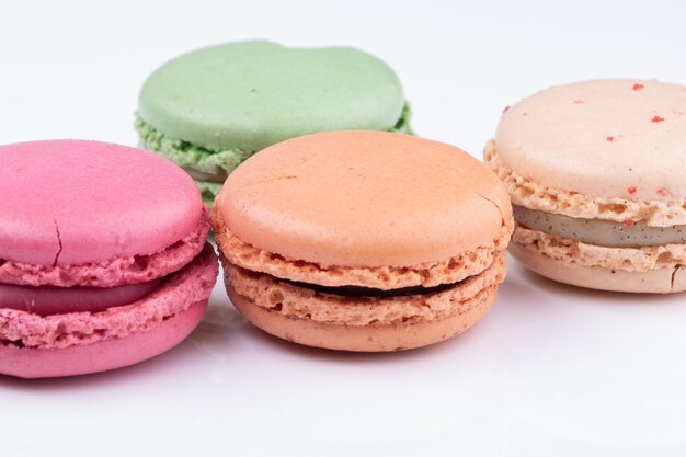 Macarons colorati isolati su sfondo bianco