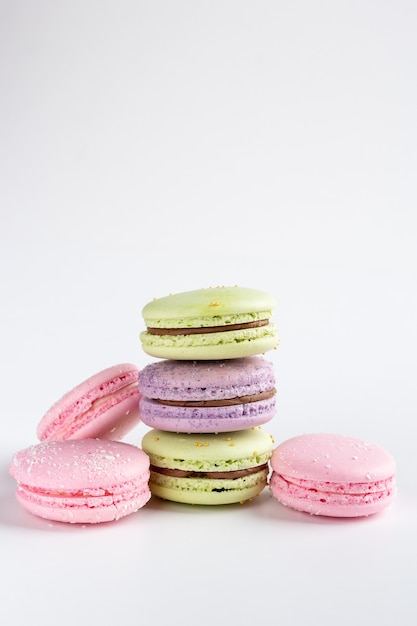 Macarons colorati isolati sul tavolo bianco