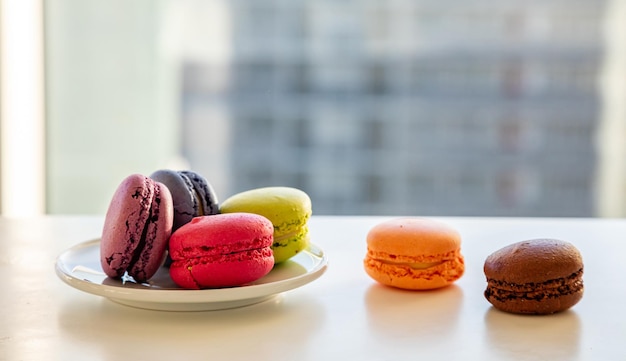 Macarons colorati su sfondo bianco vista ravvicinata