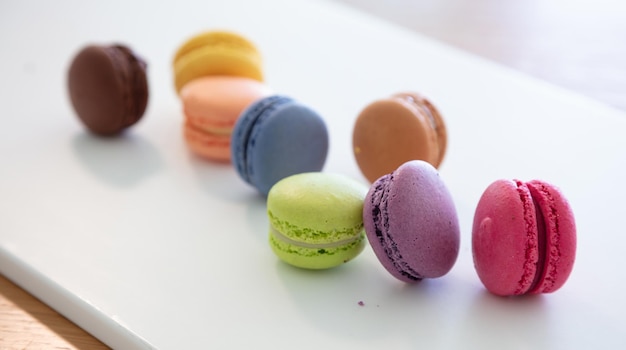 Macarons colorati su sfondo bianco vista ravvicinata