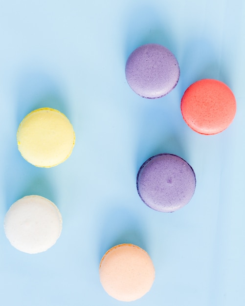 Macarons colorati su sfondo blu