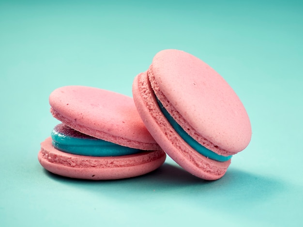 Macarons colorati su sfondo blu