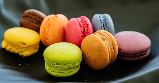 Macarons colorati su sfondo nero vista ravvicinata